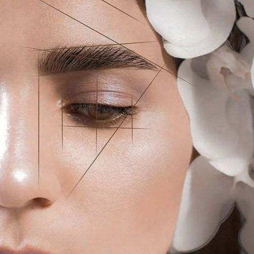  ARQUITECTURA DE LA MIRADA
 
Armonizamos y diseñamos miradas aportándole a tus cejas y pestañas el protagonismo que se merecen.

Mapeo/ estudio de cejas

Lo realizamos siempre en la primera visita al salón, antes de realizar una depilación de cejas, una coloración o un laminado. Con esta técnica conseguimos un estudio para asegurarnos que todos los ángulos sean iguales y encontrar la forma más favorecedora para el rostro. Eliminamos el vello en los lugares correctos, modificamos la forma si es necesario y corregimos para reequilibrar el arco de la ceja.
Duración del estudio y depilación 30min, aprox. 25,00€


Limpieza y depilación de cejas tradicional (cera o pinzas)

Este servicio se realiza como mantenimiento de tus cejas, para mantenerlas siempre perfectas y no perder el diseño realizado en la primera visita. Se aconseja realizar esta limpieza de cejas cada mes/mes y medio y se realizará con pinzas o con cera natural específica para zonas delicadas.
Duración 20min, aprox. 12,00€


Limpieza y depilación de cejas con Hilo

Está técnica milenaria procedente de India y Persia permite un diseño preciso y duradero. Ideal para pieles que no toleran la cera y pieles más sensibles evitando las irritaciones. Consultar disponibilidad.
Duración 20min, aprox. 15,00€

Lifting, coloración natural y queratina de pestañas (Lash Lifting)

Lifting; Conseguimos una mirada más alegre y abierta, moldeando y elevando las pestañas para una curvatura pronunciada y más amplia con un efecto lifting natural.
Coloración; Para aportarles intensidad, brillo, oscurecer el pelo y cubrir canas, utilizamos coloración natural, sin oxigenantes para no dañar el pelo y así conseguir un efecto máscara de pestañas muy natural.
Queratina; Con la queratina nos aseguramos de cerrar el tratamiento, aportándole a las pestañas protección, hidratación y elasticidad.
Duración 50min, aprox. 45,00€
 

Laminado de cejas (Brow Lamination)

Se trata de un tratamiento semipermanente que aplicamos en el vello de la ceja, específico para moldearlo y rediseñarlo.Es ideal para cejas rebeldes, con el vello fino o duro ya que conseguimos un efecto de ceja más natural, definida y "peinada", fijándola en la forma deseada. Además si añadimos la coloración natural obtenemos un efecto de relleno y de ceja más gruesa.
Duración 30min. aprox. 38,00€ Tratamiento completo con coloración 45min. aprox. 45,00€

Coloración natural cejas y/o pestañas

Con este tratamiento conseguimos teñir y dar intensidad de forma natural a tus cejas y pestañas, ideal para tapar canas, oscurecer pelo muy rubio y aportar sensación de grosor.
Duración del tratamiento 20min. aprox. 20,00€
¡NOVEDAD!
Hemos ampliado nuestros tratamientos para embellecer TU MIRADA, ahora también disponemos del servicio semipermanente y permanente para rellenar las cejas depobladas, desiguales y finas. Con un efecto sútil y muy natural:
Microblading:Técnica manual semipermanente pelo a pelo.Powder Brow:Efecto sombreado/polvo semipermanente.Mix Brow:Técnica combinada de las ambas anteriores.Hair Stroke:Técnica pelo a pelo permanente con máquina.
Consultar precios.


 